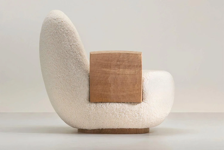 Fauteuil en bois massif et laine bouclée AKEMI