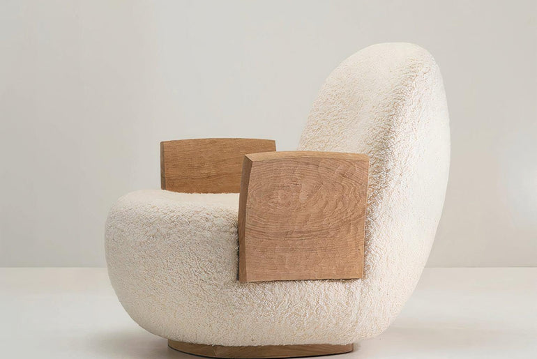 Fauteuil en bois massif et laine bouclée AKEMI