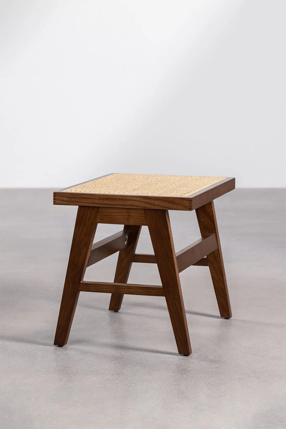 Tabouret en noyer massif et cannage rotin ALEJO